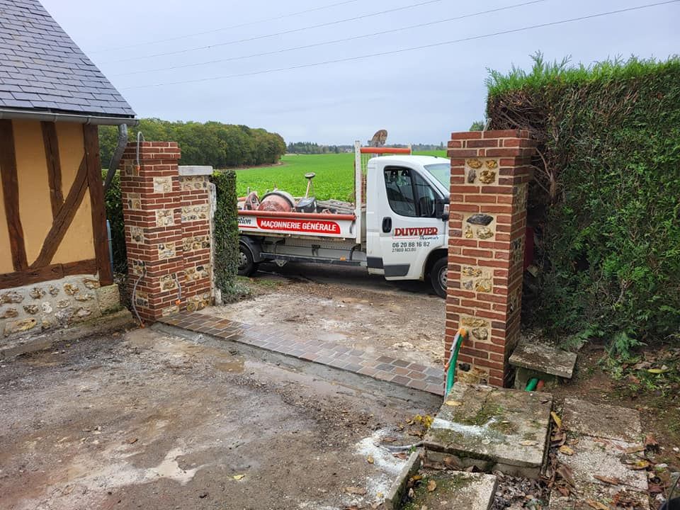 Camion professionnel et entrée de maison