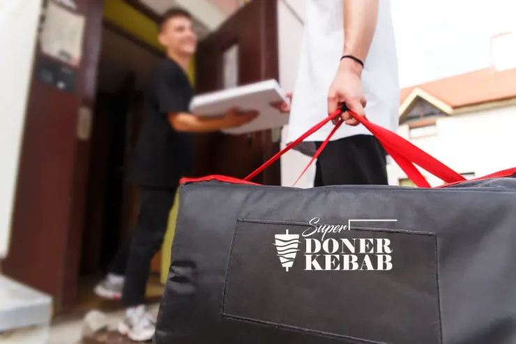 Una persona entrega comida de una bolsa de