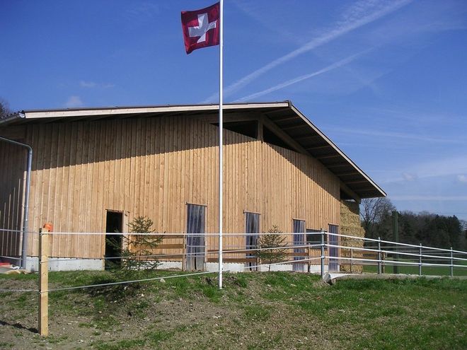 Halle, die mit Holz verkleidet ist