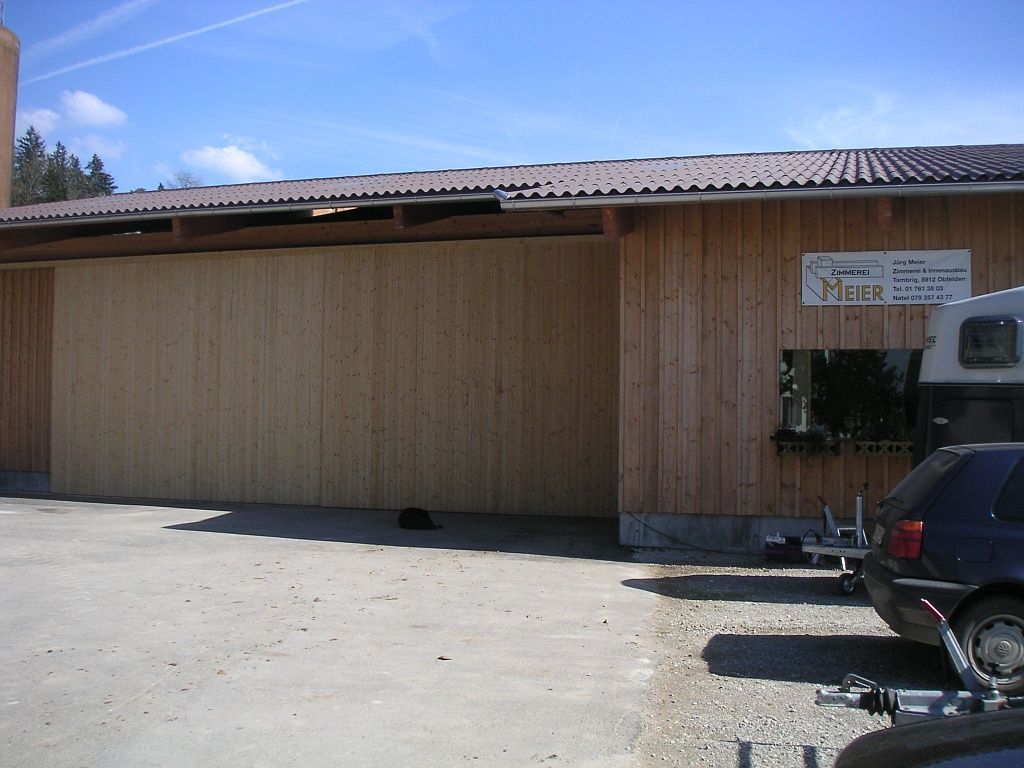 Halle, deren Fassade eine Holzverkleidung hat