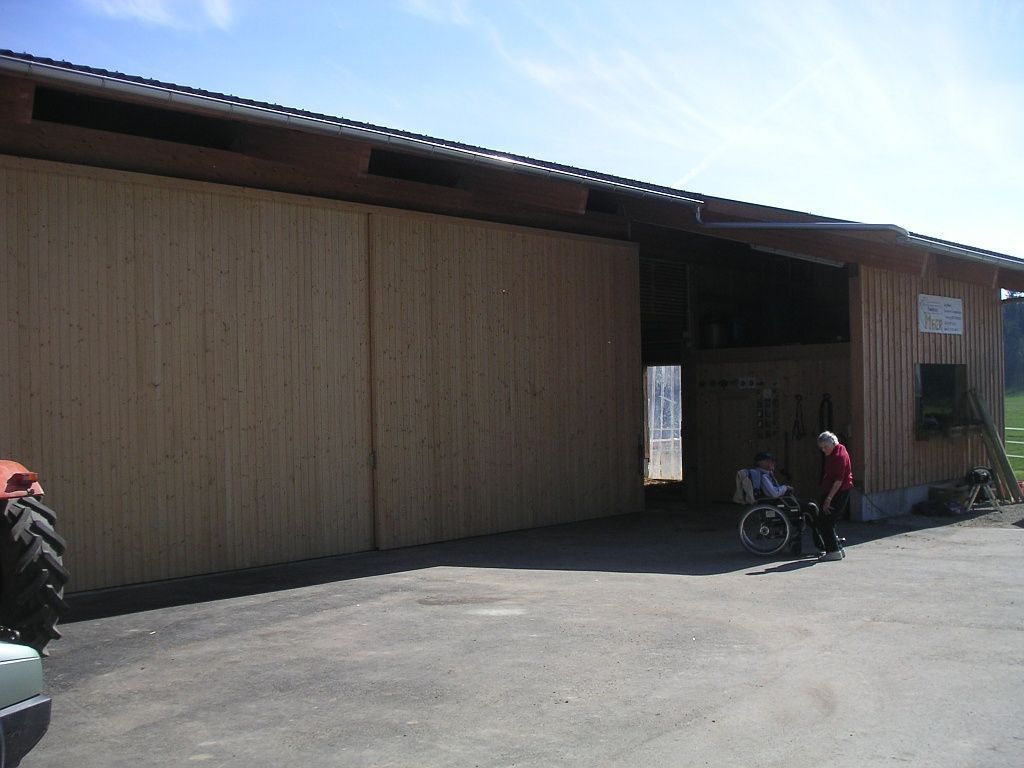 Halle, deren Fassade eine Holzverkleidung hat