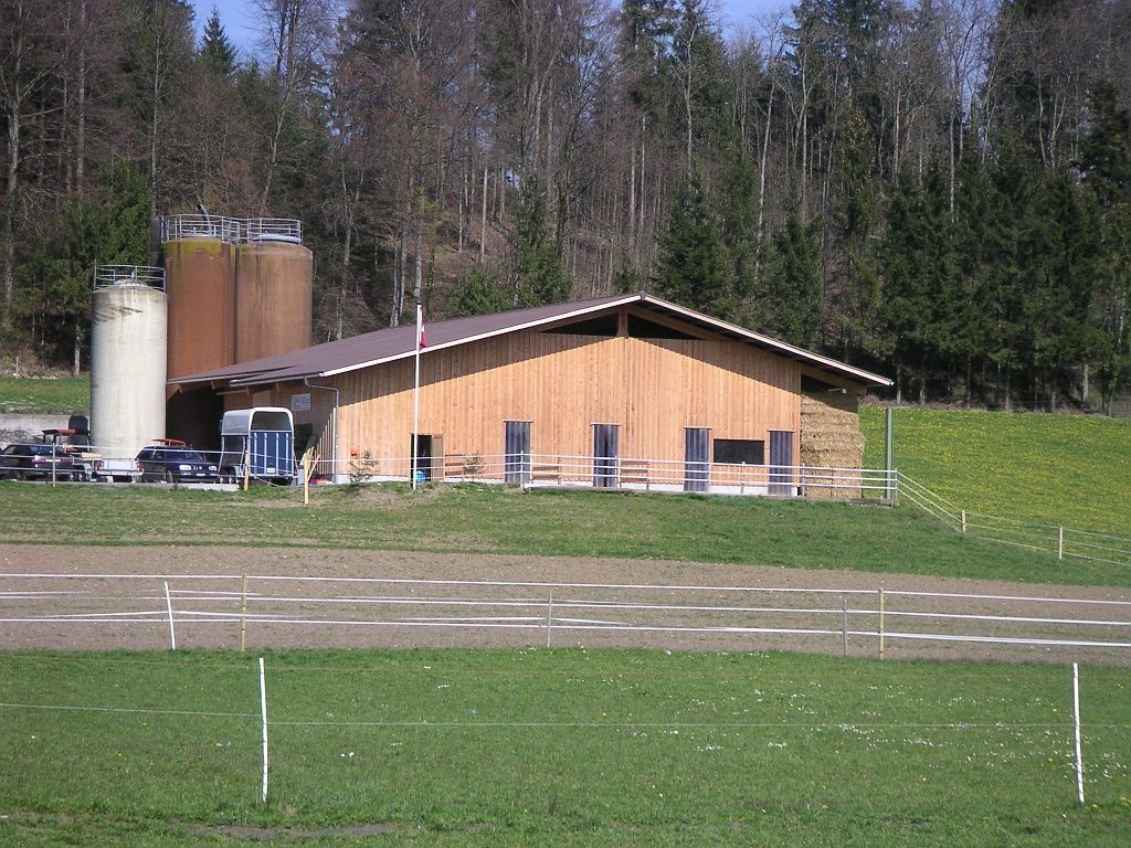 Halle, deren Fassade eine Holzverkleidung hat