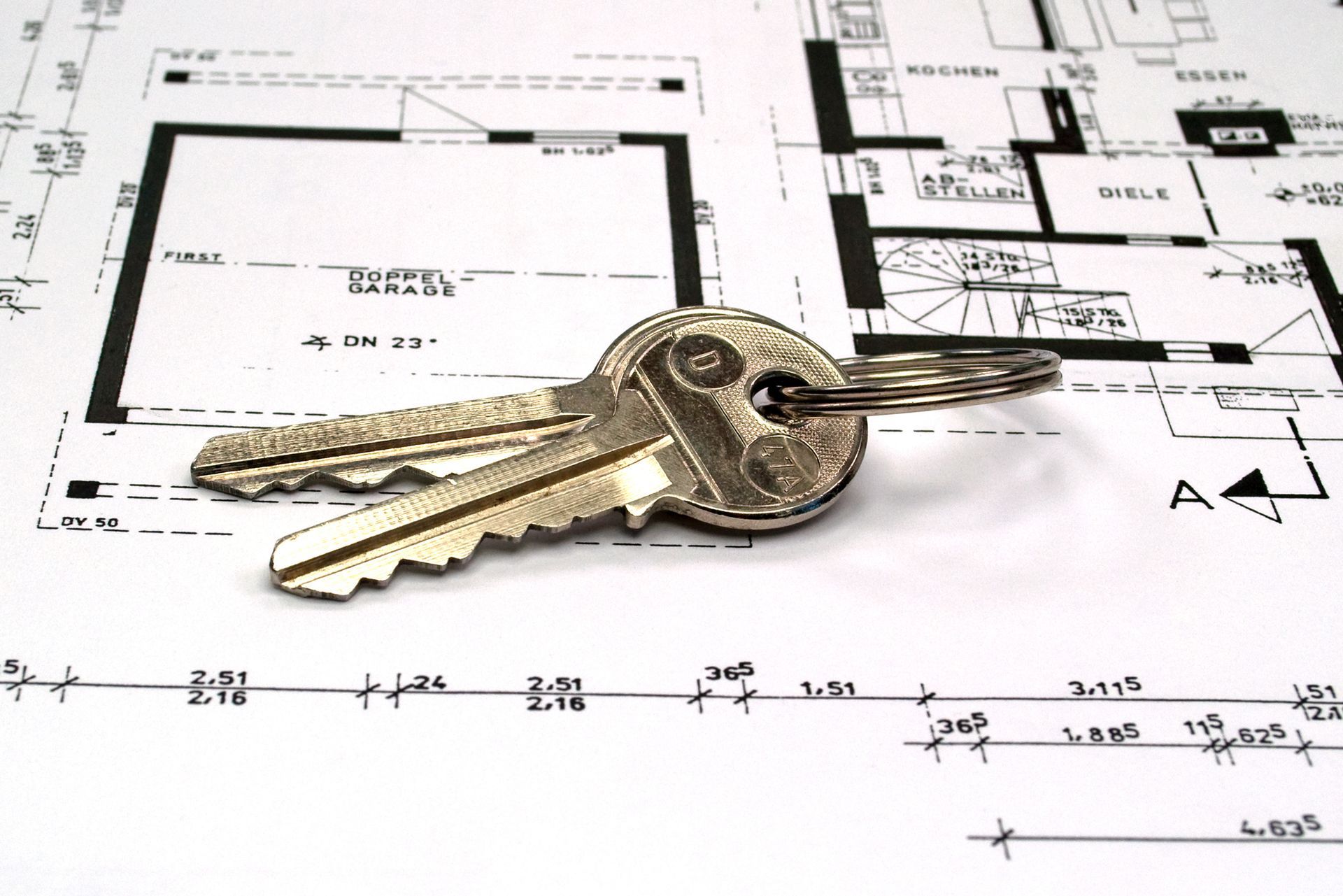 Des clés sur un plan de maison, suggérant un achat immobilier.