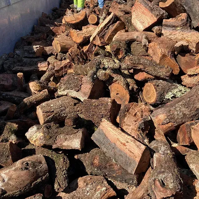 Una pila de troncos colocados uno encima del otro