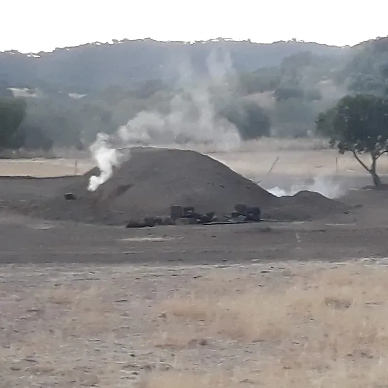 Hay un gran montón de tierra en el medio de un campo.