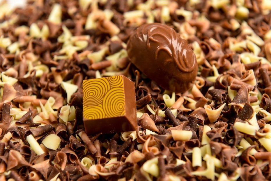 Detailopname van pralines op een bedje van chocoladeschilfers.