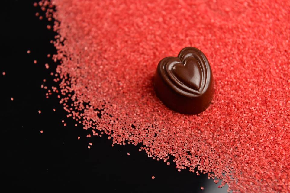 Detailopname van een hartvormige praline gemaakt door The Chocolate Crown.