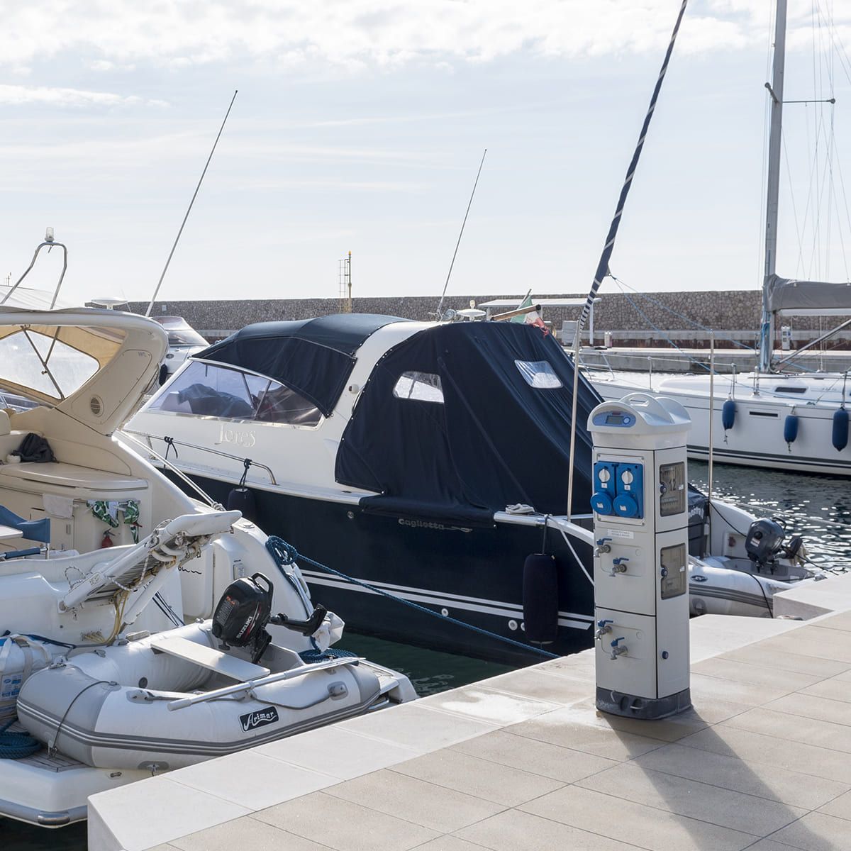 Gewiss 68 Q-MC – umpimuovinen pylväsjakelupiste venesatamaan, valkoinen runko, kaksipuoleinen liitäntäpaneeli, IP56-luokitus.