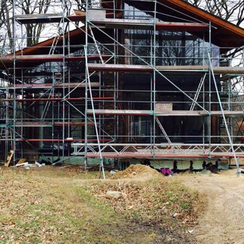 Es wird ein großes Gebäude errichtet, das von einem Gerüst umgeben ist.