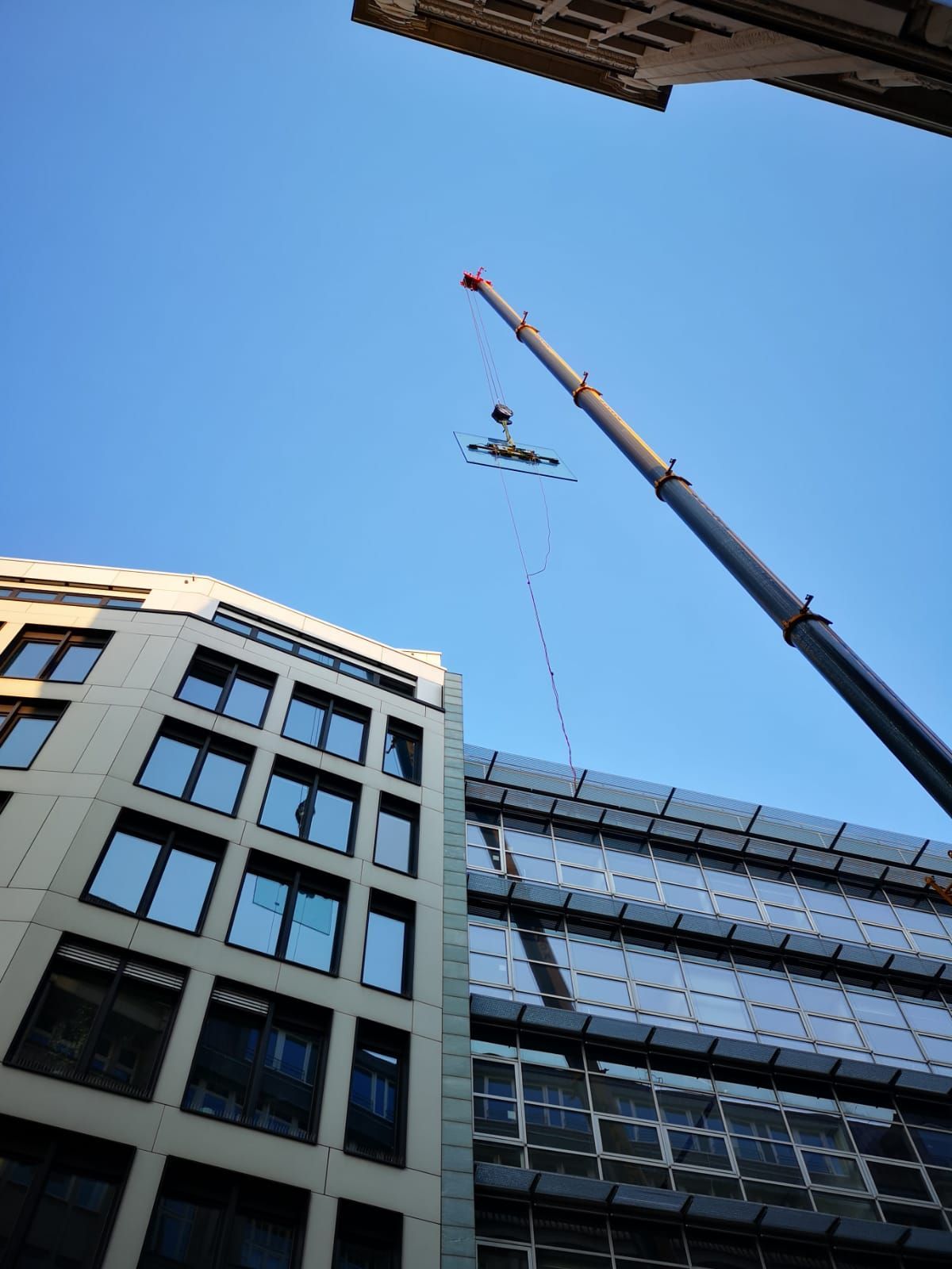 Ein großer Kran wird zum Anheben eines großen Objekts verwendet