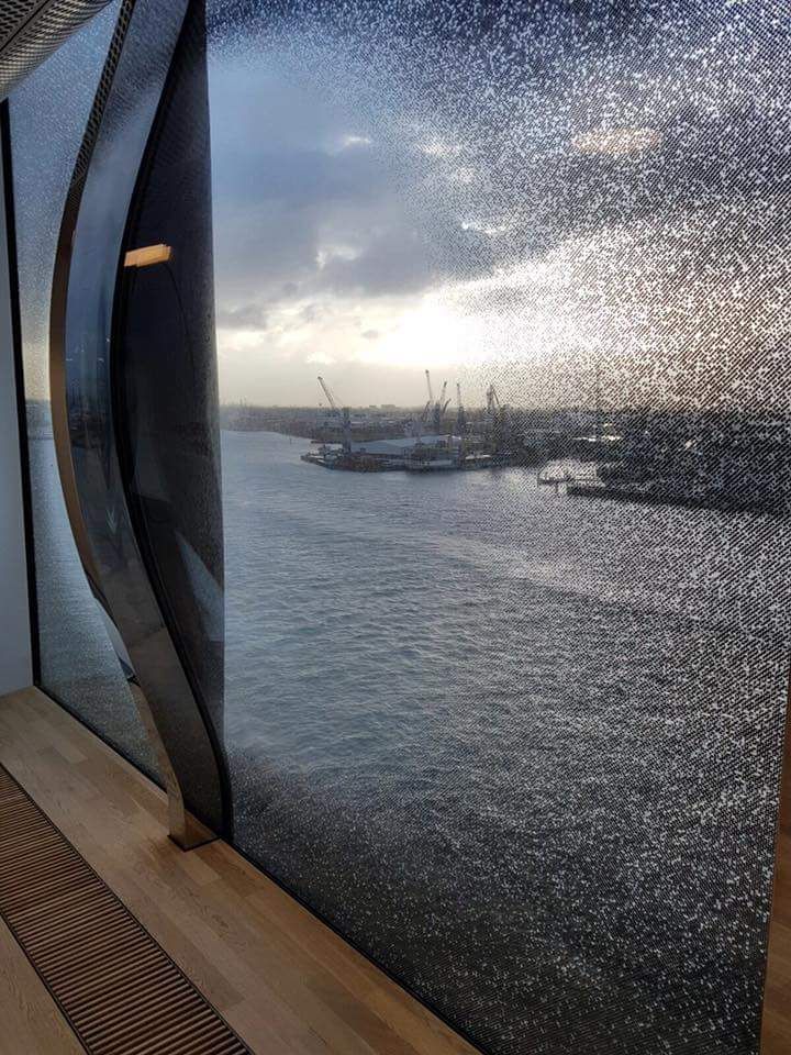 Ein großes Fenster mit Blick auf ein Gewässer.