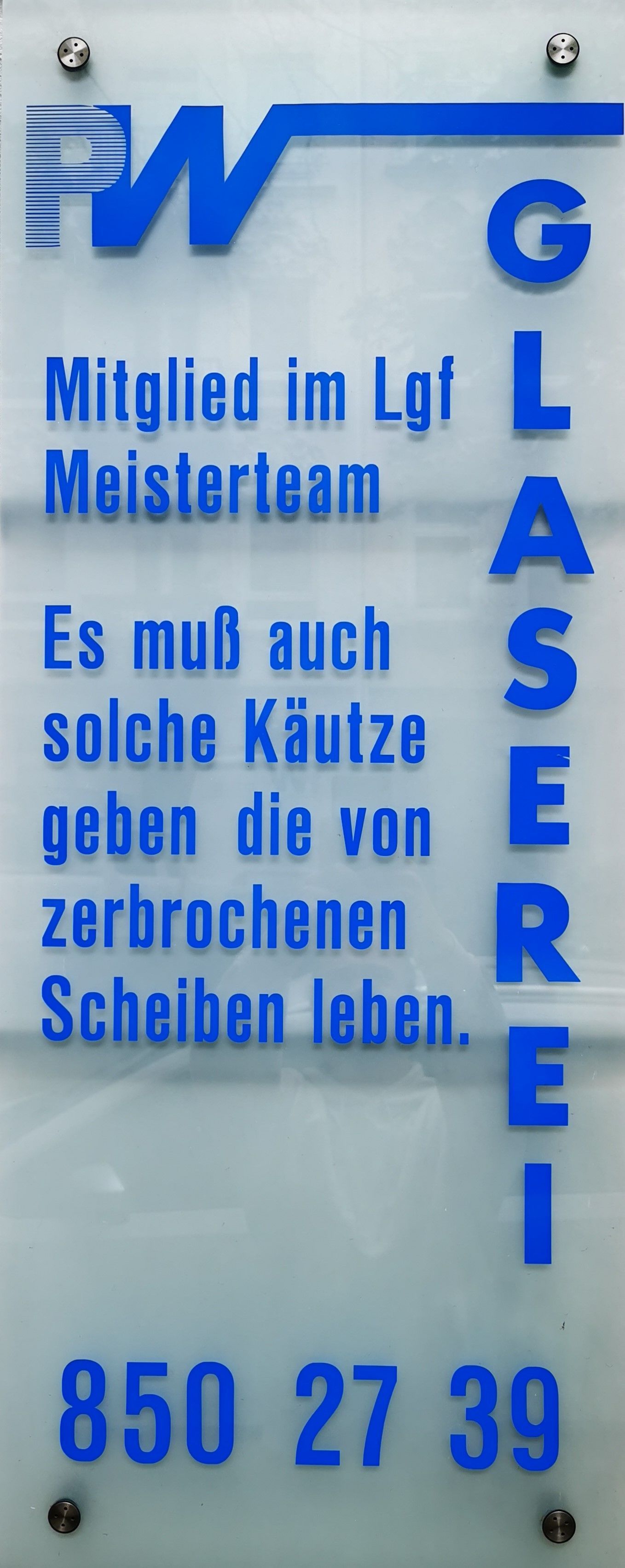 Ein Schild mit der Nummer 850 27 39 darauf