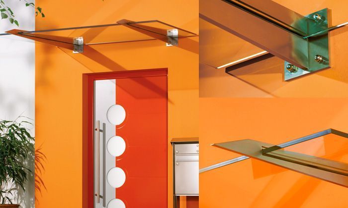 Eine orangefarbene Wand mit einer roten Tür und einem Glasdach