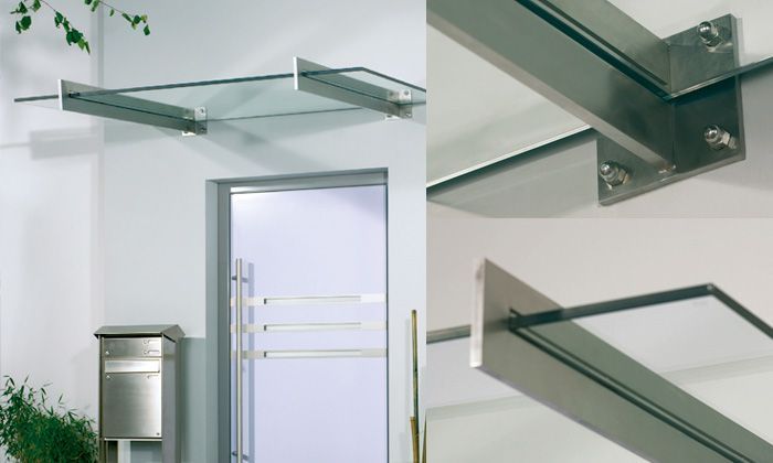 Eine Tür mit einem Glasdach darüber und einem Briefkasten