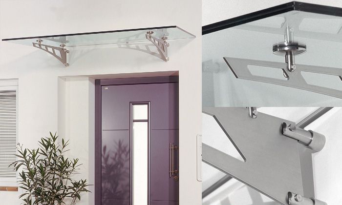 Eine violette Tür mit einem Glasdach darüber