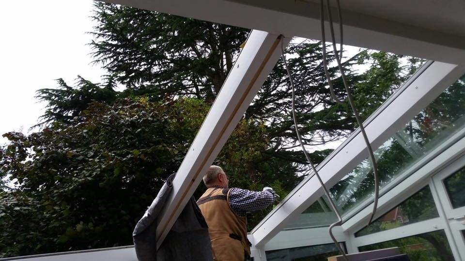 Ein Mann arbeitet auf dem Dach eines Gebäudes