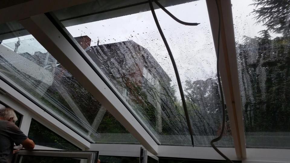 Ein Mann steht vor einem Glasdach