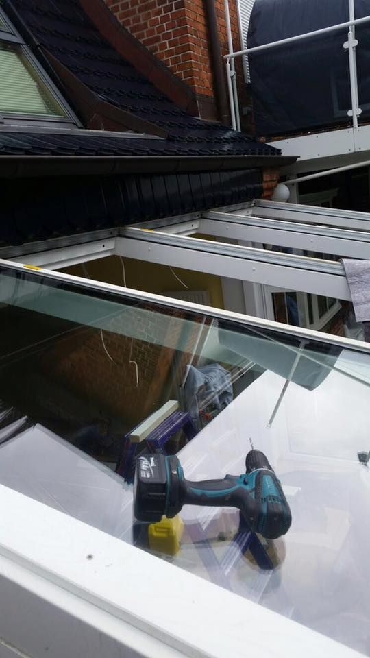 Auf einem Fenster steht eine Bohrmaschine.