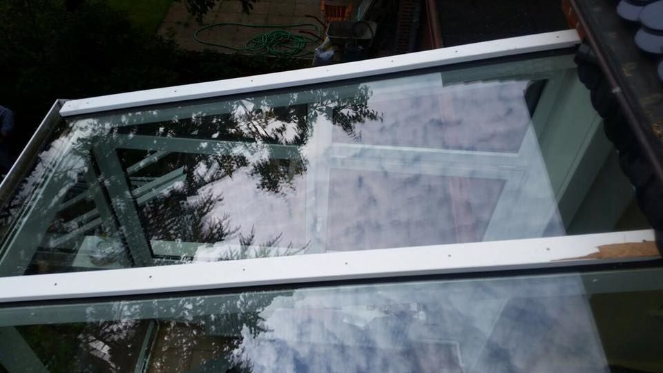 Auf dem Dach eines Gebäudes befindet sich ein Glasdach mit Schnee darauf.