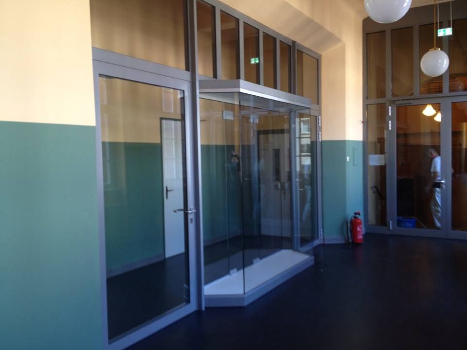 Ein Feuerlöscher liegt auf dem Boden in einem Flur