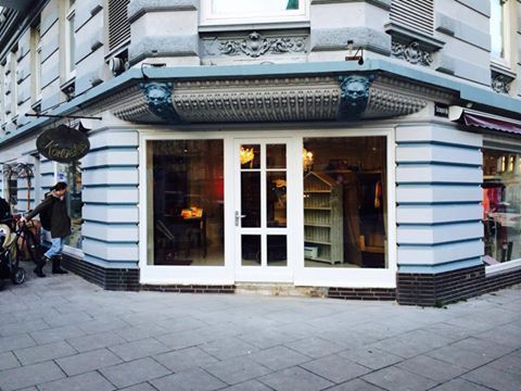 Ein Mann geht den Bürgersteig vor einem Geschäft entlang.