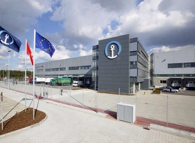 Ein großes Gebäude mit einem Anker an der Seite