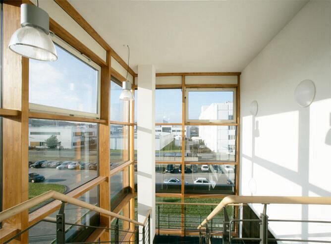 Ein Gebäude mit vielen Fenstern und Treppen