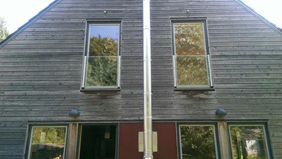 Ein Haus mit einem Schornstein an der Seite