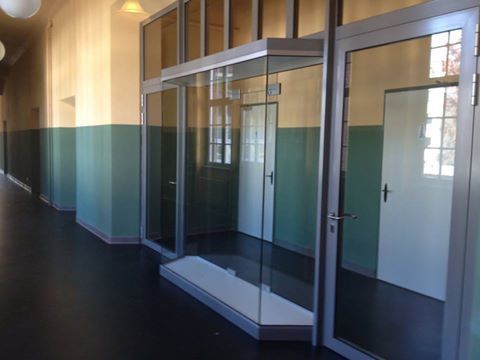 Ein Flur mit vielen Glastüren und Fenstern