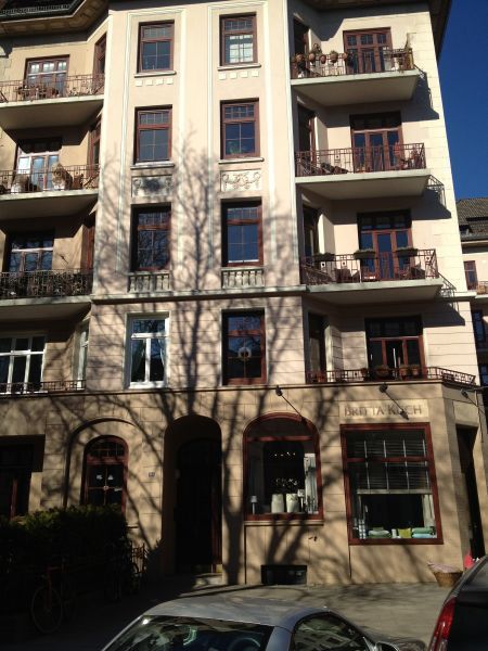 Ein Gebäude mit einem davor geparkten Auto