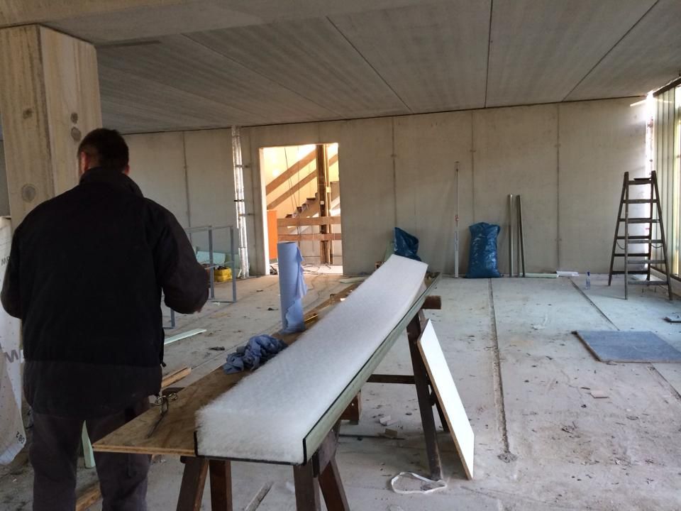 Ein Mann steht in einem Raum mit einer Leiter im Hintergrund