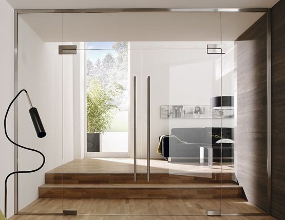 Ein Raum mit vielen Glastüren und einer Lampe