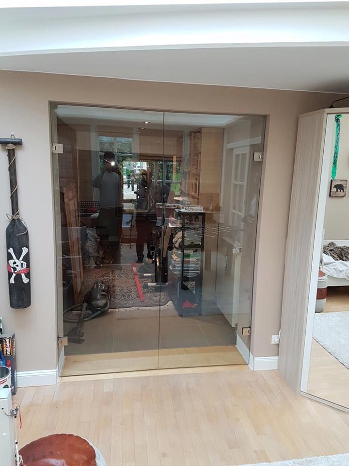 Ein Raum mit einer Glasschiebetür, die zu einer Küche führt.