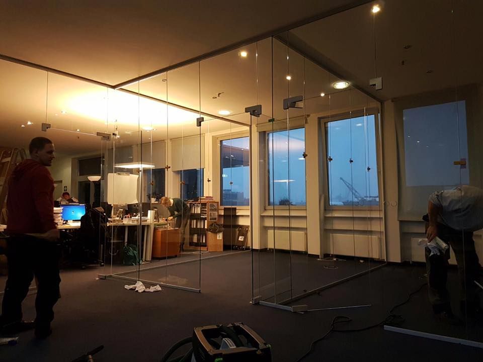 Ein Mann arbeitet an einer Glaswand in einem Büro