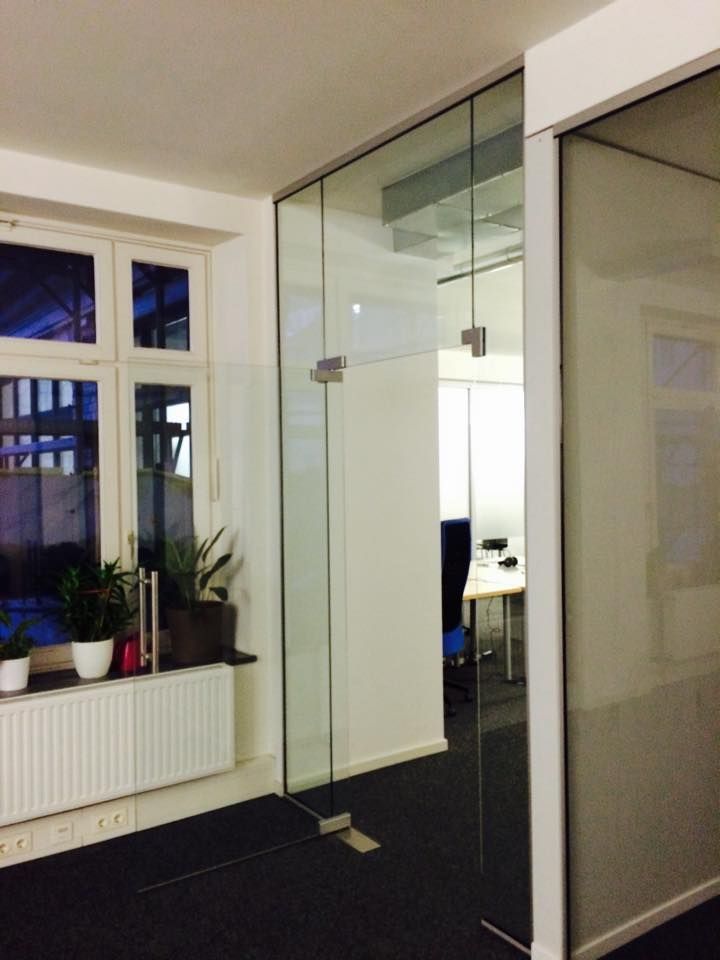 Ein Raum mit einer Glasschiebetür und einem Fenster