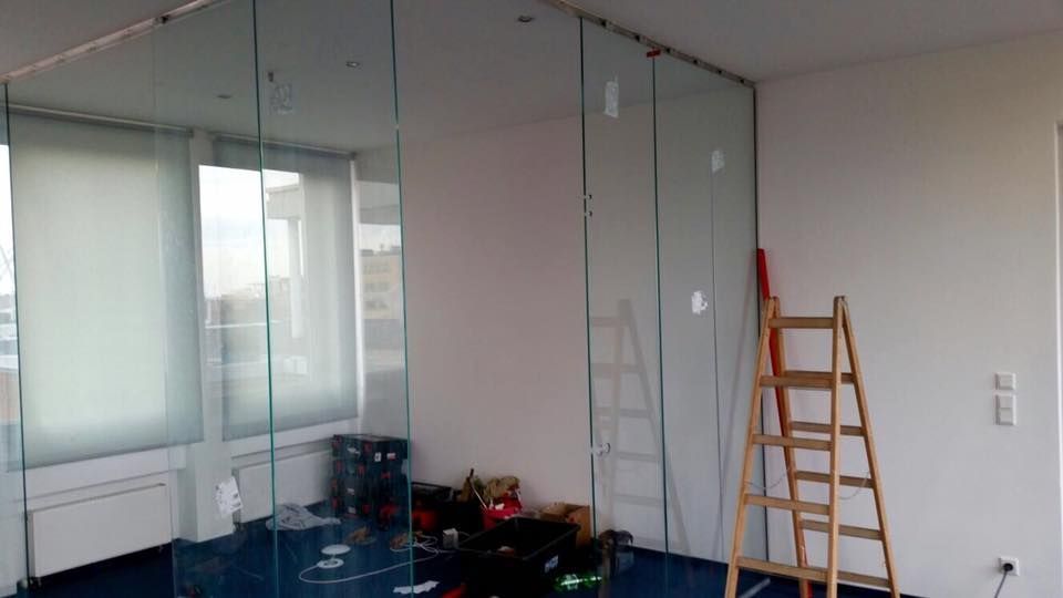 Ein Raum mit einer Leiter darin und einer Glaswand.