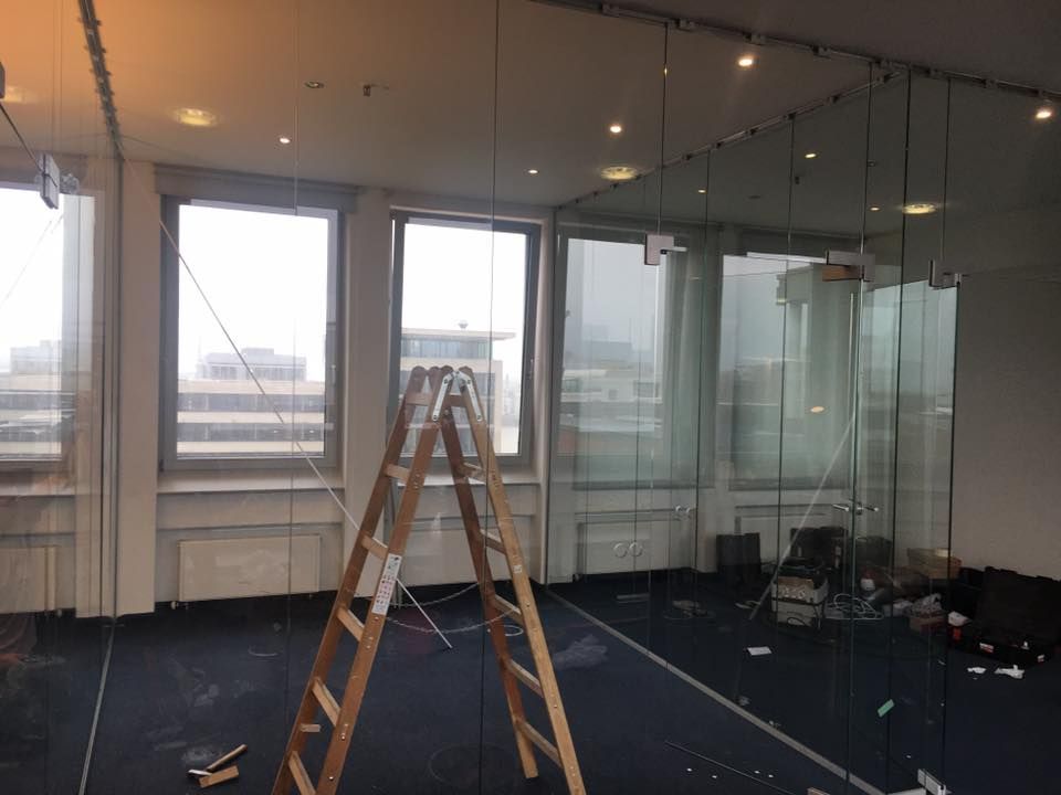 Ein leerer Raum mit einer Holzleiter in der Mitte.