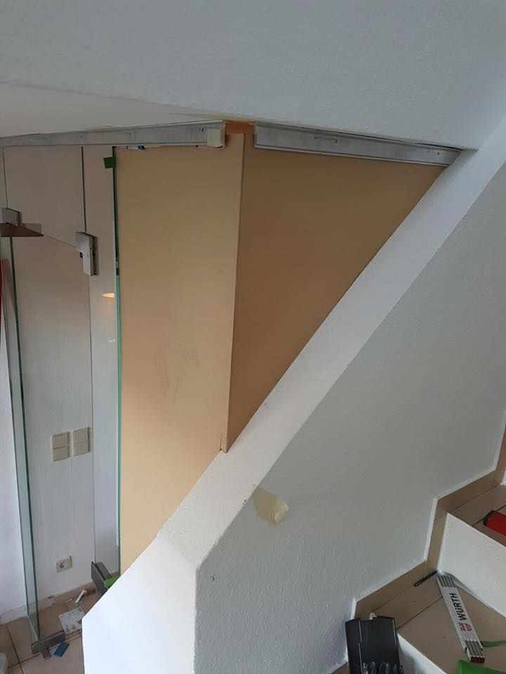 Eine Luftaufnahme einer Treppe in einem im Bau befindlichen Haus.
