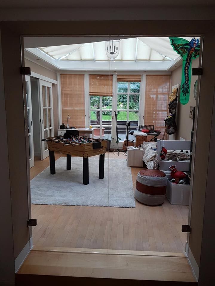 Ein Wohnzimmer mit einem Tisch und Luftballons an der Decke