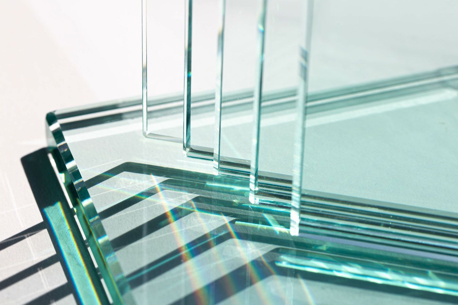 Ein Stapel klarer Gläser, die übereinander auf einem Tisch liegen.