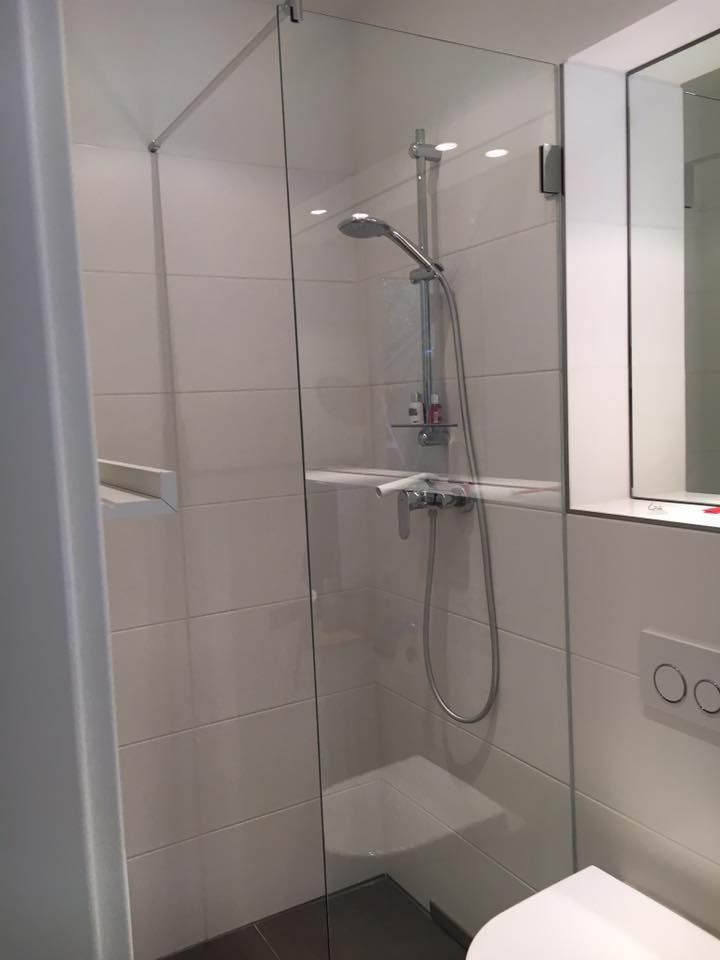 Ein Badezimmer mit ebenerdiger Dusche und Toilette