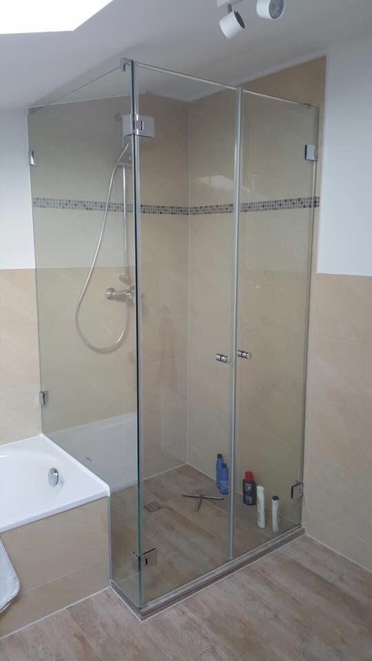 Ein Badezimmer mit ebenerdiger Dusche und Badewanne.