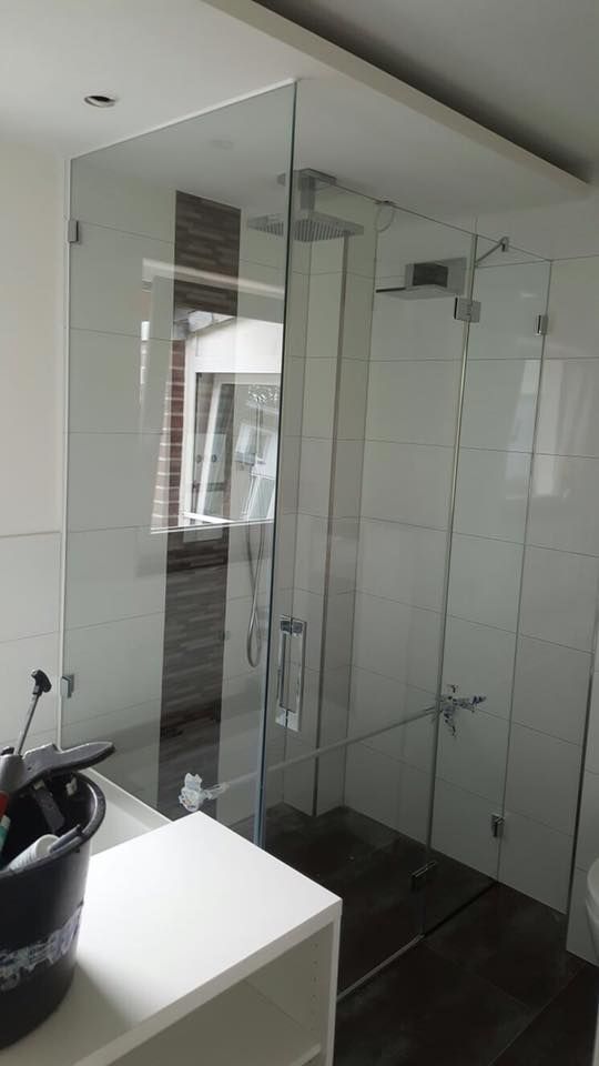 Ein Badezimmer mit ebenerdiger Dusche und Waschbecken.