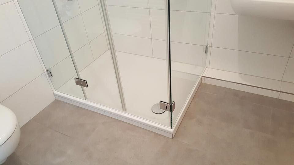 Ein Badezimmer mit Toilette, Waschbecken und Duschkabine.