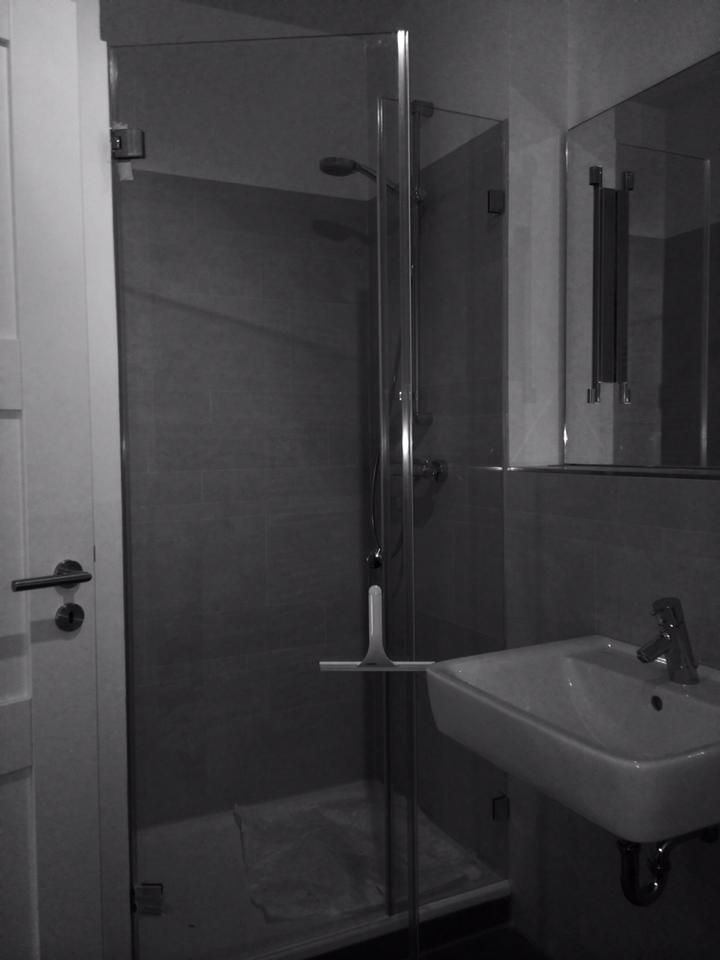 Ein Badezimmer mit Waschbecken und ebenerdiger Dusche