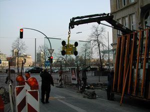 Ein Kran hebt ein Glas auf einer Stadtstraße an