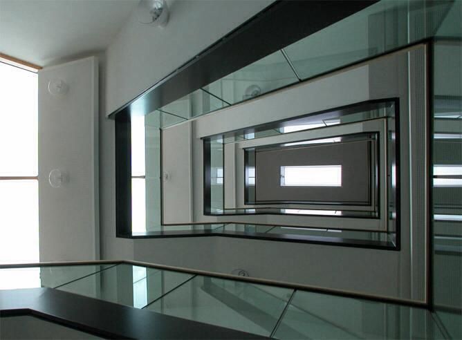 Eine Treppe in einem Gebäude mit einem Spiegel an der Wand