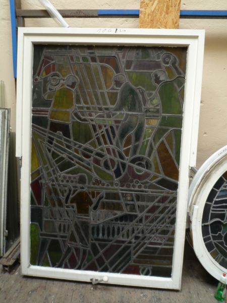 Ein Fenster mit einem Buntglasmuster darauf