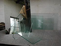Ein Stapel Glasstücke, die übereinander auf einem Tisch liegen.