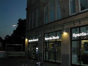 Ein Sparda-Bankgebäude ist nachts beleuchtet